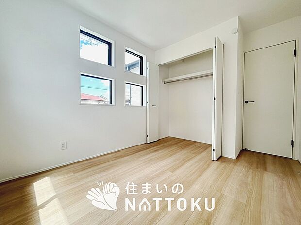 【現地写真（寝室）】木目の美しさを際立たせるシンプルデザインの建具を使用しています。