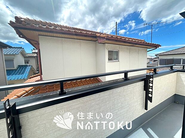 【バルコニー】奥行きが広く、洗濯物をゆったりと干せる十分な広さで、家族の洗濯も捗ります。