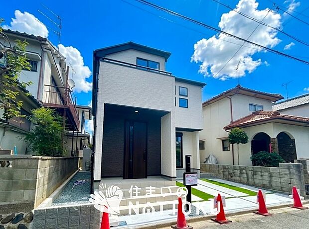 【現地写真（外観）】雨で汚れを落とし、耐久性・耐候性に優れた外壁を使用しています。