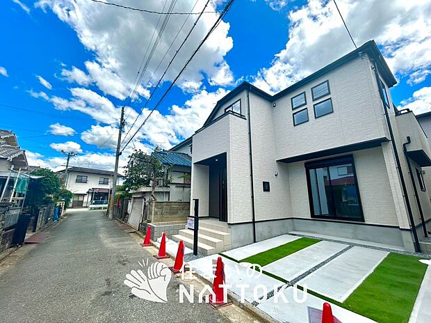 【現地写真（前道含む外観）】健康被害に配慮したもっとも安全性の高い建材を採用し、シックハウス対策をしております。