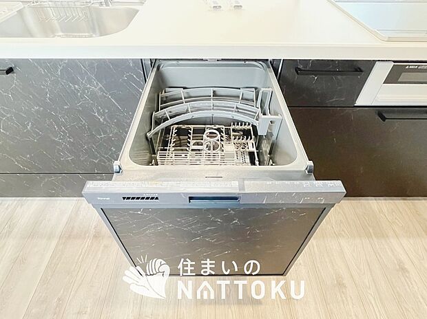 【食器洗い乾燥機】食後の時間にゆとりを与えてくれる食器洗い乾燥機。
操作ボタンも上面にあるので、腰をかがめずに操作ができラクラクです。