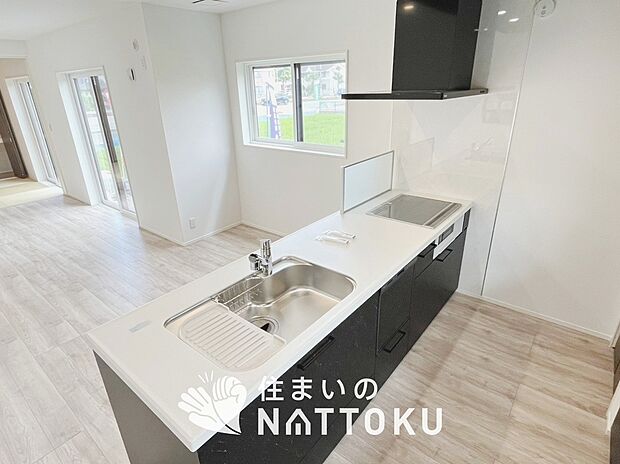 【現地写真（キッチン）】収納たっぷりのシステムキッチン、浄水器付水栓を標準装備しています。