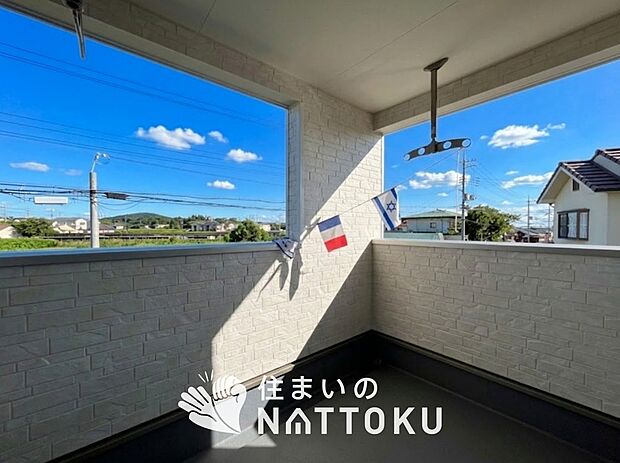【バルコニー】奥行きが広く、洗濯物をゆったりと干せる十分な広さで、家族の洗濯も捗ります。