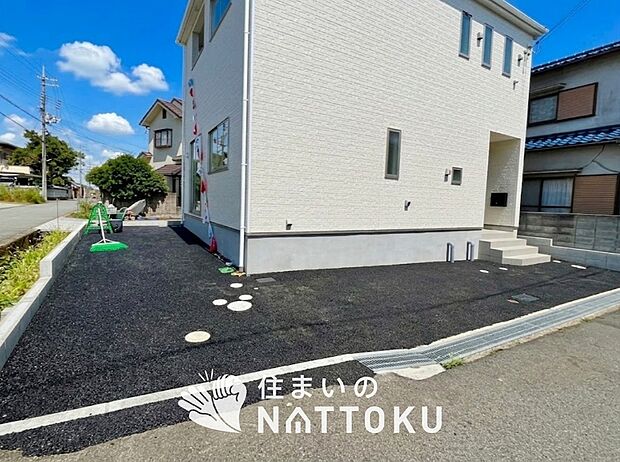 【現地写真(駐車場)】駐車スペースが広く、運転が苦手な方も安心です。