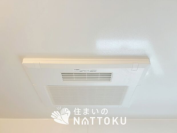 【電気式浴室暖房換気乾燥機】寒い冬場はあたたかく、暑い夏場は扇風機のような心地よさです。
雨の日は、浴室が衣類乾燥スペースになります。