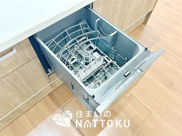 【食器洗い乾燥機】食後の時間にゆとりを与えてくれる食器洗い乾燥機。
操作ボタンも上面にあるので、腰をかがめずに操作ができラクラクです。