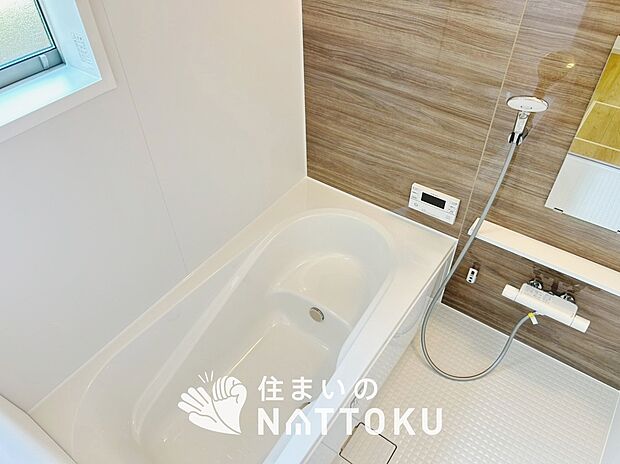 【現地写真(浴室)】浴室暖房乾燥機付き。1坪タイプで広々です。