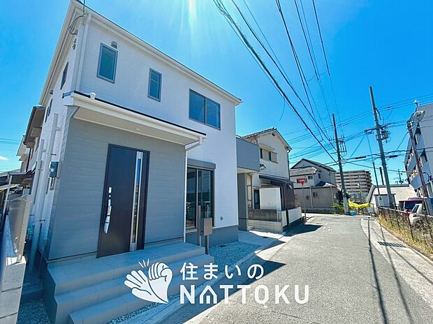 【現地写真（前道含む外観）】健康被害に配慮したもっとも安全性の高い建材を採用し、シックハウス対策をしております。