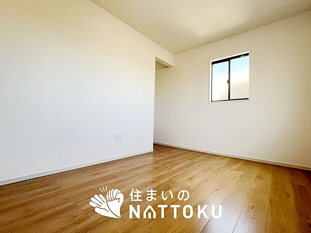 【現地写真(洋室)】木目の美しさを際立たせるシンプルデザインの建具を使用しています。