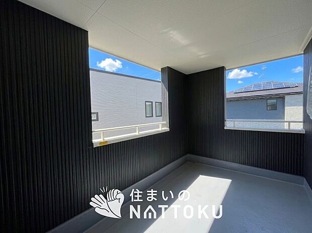 【バルコニー】奥行きが広く、洗濯物をゆったりと干せる十分な広さで、家族の洗濯も捗ります。