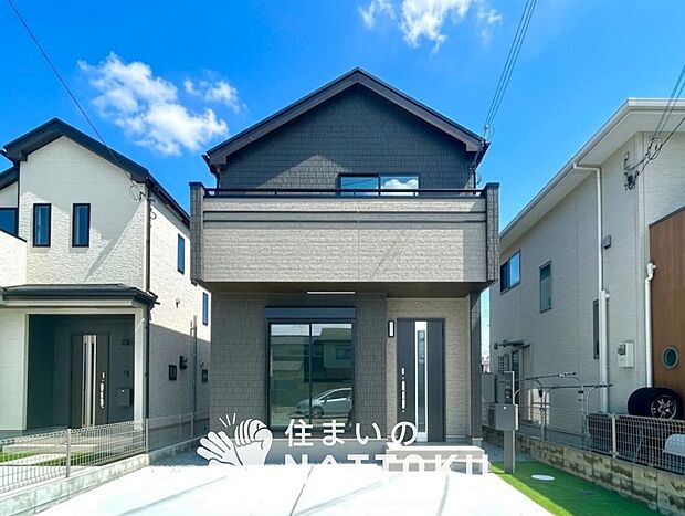 【現地写真(外観)【B号地】】軽くて火災に強い屋根材を採用し、地震時の建物への負担や揺れを軽減しています。