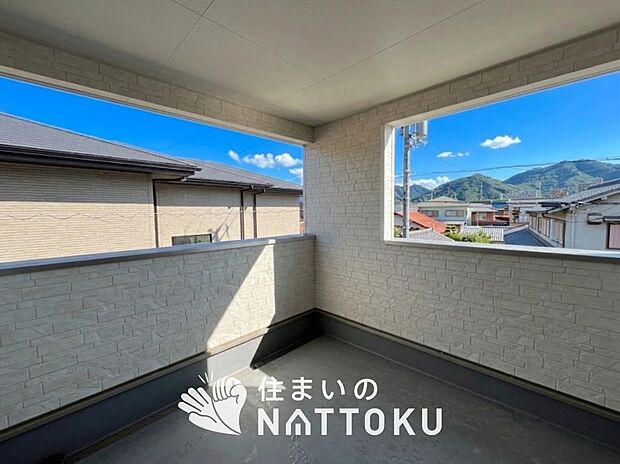 【バルコニー】奥行きが広く、洗濯物をゆったりと干せる十分な広さで、家族の洗濯も捗ります。