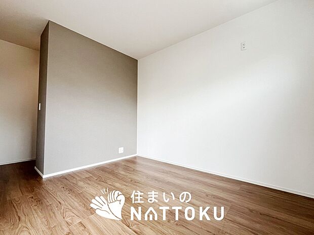 【現地写真（寝室）】木目の美しさを際立たせるシンプルデザインの建具を使用しています。