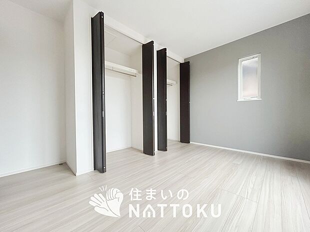 【現地写真(洋室)】木目の美しさを際立たせるシンプルデザインの建具を使用しています。