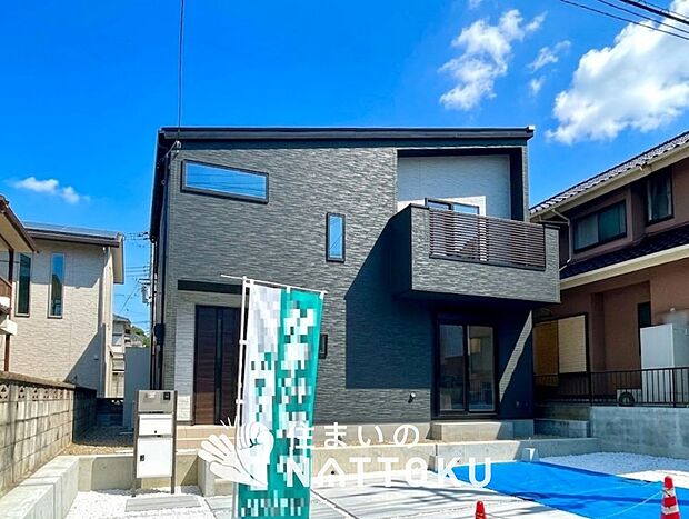 【現地写真(外観)】軽くて火災に強い屋根材を採用し、地震時の建物への負担や揺れを軽減しています。