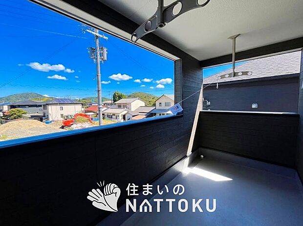 【バルコニー】奥行きが広く、洗濯物をゆったりと干せる十分な広さで、家族の洗濯も捗ります。