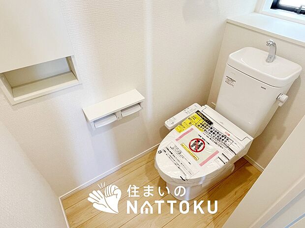 【トイレ】汚れてもサッとひと拭きでお手入れ簡単、エコ仕様の温水洗浄便座付きのトイレです。
バリアフリーにも配慮しています。