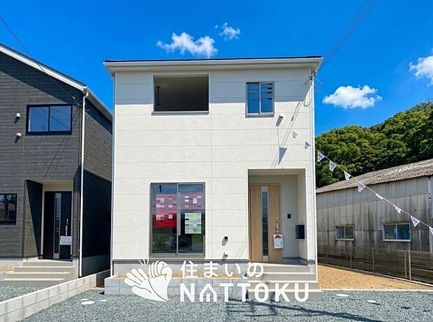 【現地写真(外観)【1号地】】軽くて火災に強い屋根材を採用し、地震時の建物への負担や揺れを軽減しています。