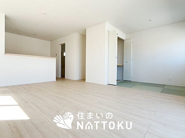 【現地写真(リビング)】フローリング材には、木目、色調など木材特有の風合いがあり、ナチュラルな美しさになっています。
