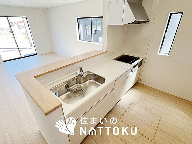 【現地写真(キッチン)】収納たっぷりのシステムキッチン、浄水器付水栓を標準装備しています。