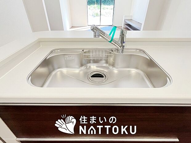 【浄水器内臓型ハンドシャワー付シンク】傷や汚れが付きにくい静音仕様の全面エンボス加工シンク。
また、蛇口の先端に浄水器を内蔵。浄水シャワーが使える毎分4リットルのたっぷり浄水。