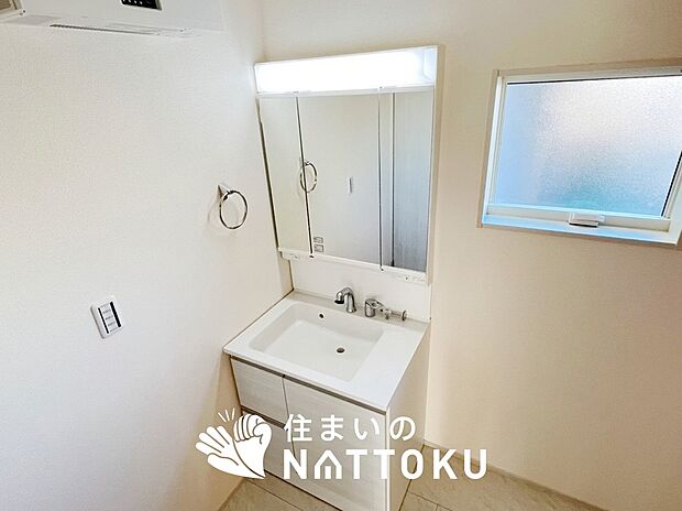 【洗面台・洗面所】鏡の両サイドは、必要なものを取出しやすく、大きな鏡面で朝の準備も快適。
使いやすいリフトアップ機能付きのシングルレバーシャワー水栓付です。