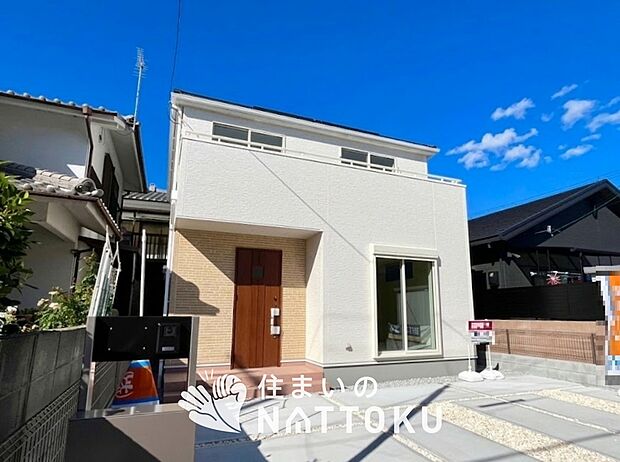 【現地写真(外観)】雨で汚れを落とし、耐久性・耐候性に優れた外壁を使用しています。