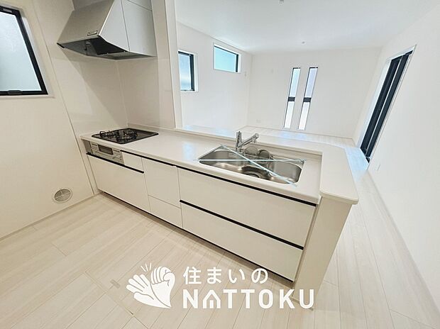 【現地写真(キッチン)】収納たっぷりのシステムキッチン、浄水器付水栓を標準装備しています。