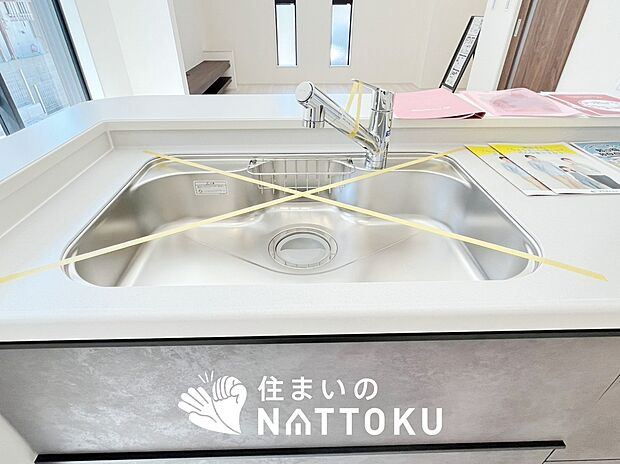 【浄水器内臓型ハンドシャワー付シンク】傷や汚れが付きにくい静音仕様の全面エンボス加工シンク。
また、蛇口の先端に浄水器を内蔵。浄水シャワーが使える毎分4リットルのたっぷり浄水。