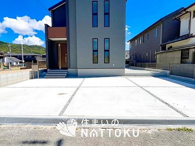 【現地写真(駐車場)】駐車スペースが広く、運転が苦手な方も安心です。