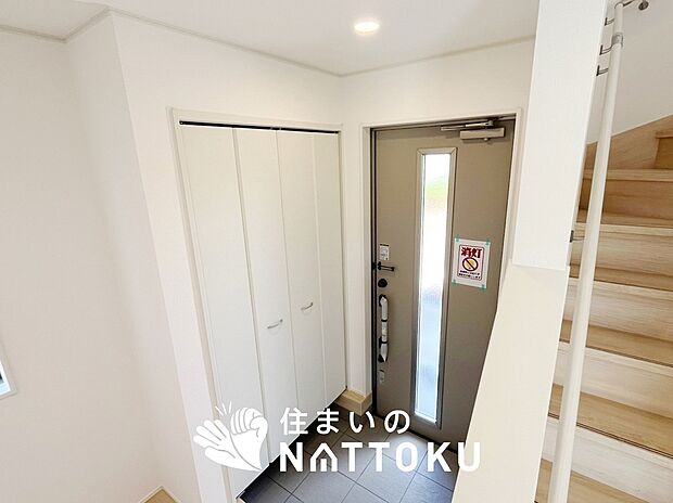 【現地写真(玄関)】玄関には、大型のシューズ収納を設置しています。