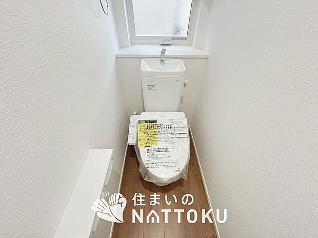 【トイレ】汚れてもサッとひと拭きでお手入れ簡単、エコ仕様の温水洗浄便座付きのトイレです。
バリアフリーにも配慮しています。