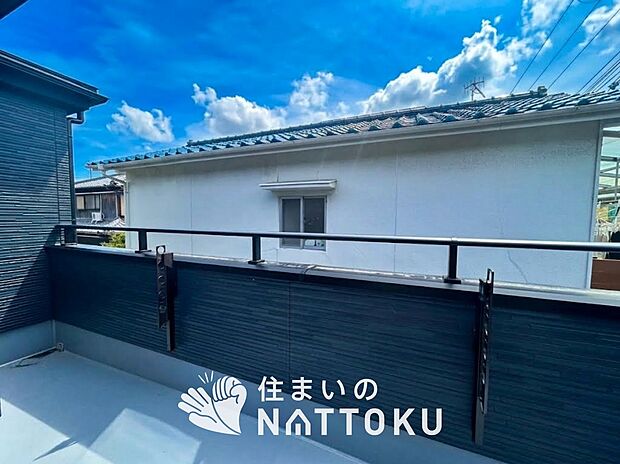 【バルコニー】奥行きが広く、洗濯物をゆったりと干せる十分な広さで、家族の洗濯も捗ります。
