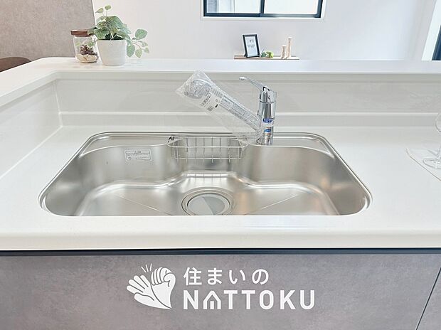 【浄水器内臓ハンドシャワー付シンク】広々とした凸型シンクに洗剤ポケットを標準装備。すっきり収納できます。
また、蛇口の先端に浄水器を内蔵しているため場所をとりません。