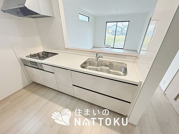 【現地写真(キッチン)】収納たっぷりのシステムキッチン、浄水器付水栓を標準装備しています。