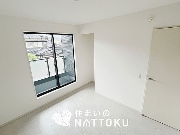 【現地写真(洋室)】木目の美しさを際立たせるシンプルデザインの建具を使用しています。