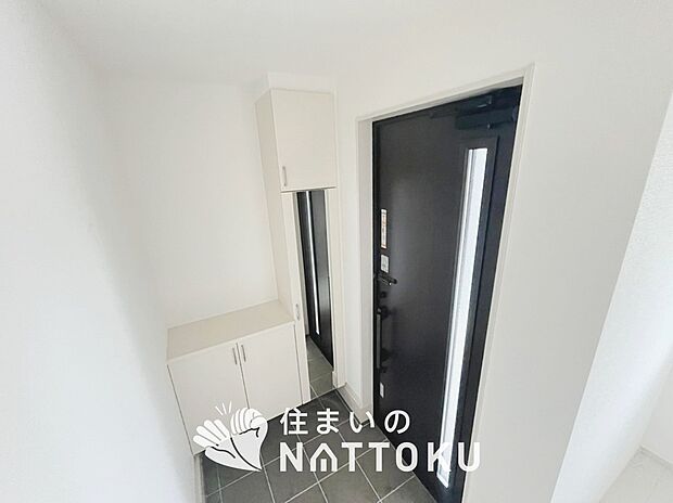 【現地写真(玄関)】玄関には、大型のシューズ収納を設置しています。