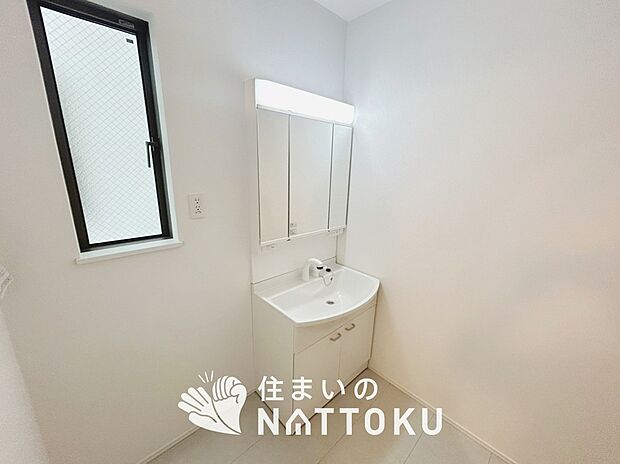 【洗面台・洗面所】鏡の両サイドは、必要なものを取出しやすく、大きな鏡面で朝の準備も快適。
使いやすいリフトアップ機能付きのシングルレバーシャワー水栓付です。