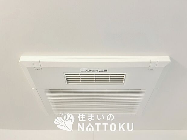 【浴室換気乾燥暖房機】寒い冬場はあたたかく、暑い夏場は扇風機のような心地よさです。
雨の日は、浴室が衣類乾燥スペースになります。