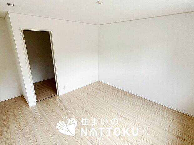 【現地写真(寝室)】木目の美しさを際立たせるシンプルデザインの建具を使用しています。