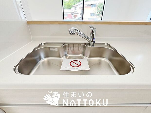 【浄水器内臓ハンドシャワー付シンク】広々とした凸型シンクに洗剤ポケットを標準装備。すっきり収納できます。
また、蛇口の先端に浄水器を内蔵しているため場所をとりません。