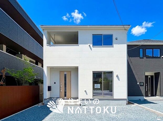 【現地写真(外観)【2号地】】軽くて火災に強い屋根材を採用し、地震時の建物への負担や揺れを軽減しています。