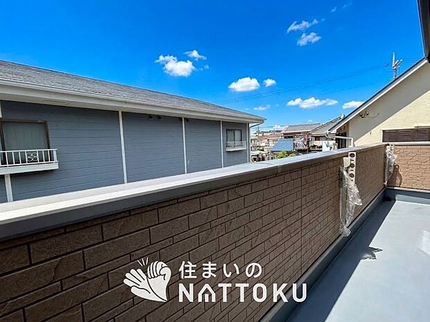 【バルコニー】奥行きが広く、洗濯物をゆったりと干せる十分な広さで、家族の洗濯も捗ります。