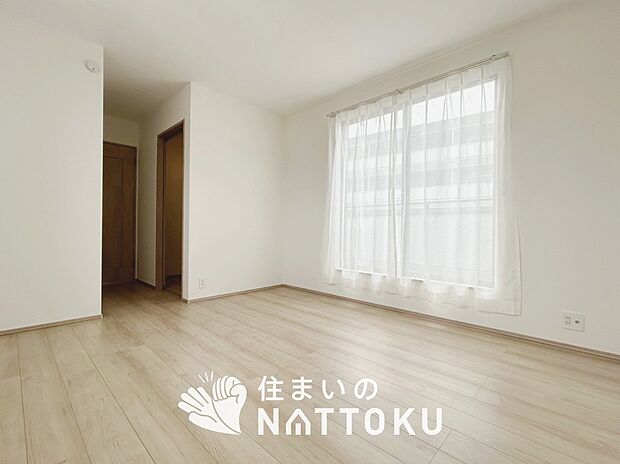 【現地写真(寝室)】木目の美しさを際立たせるシンプルデザインの建具を使用しています。