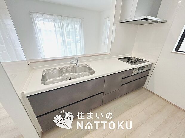 【現地写真(キッチン)】収納たっぷりのシステムキッチン、浄水器付水栓を標準装備しています。