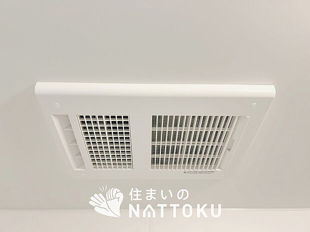 【浴室暖房換気乾燥機】入浴後の水滴や湿気を排出し、カビの発生や臭いを抑制します。
雨の日の洗濯物にも効果的です。