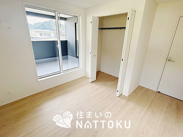 【現地写真（寝室）】木目の美しさを際立たせるシンプルデザインの建具を使用しています。