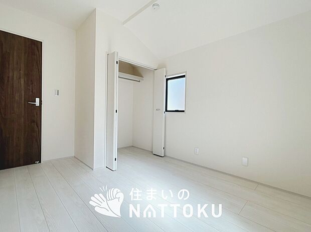 【現地写真（寝室）】木目の美しさを際立たせるシンプルデザインの建具を使用しています。