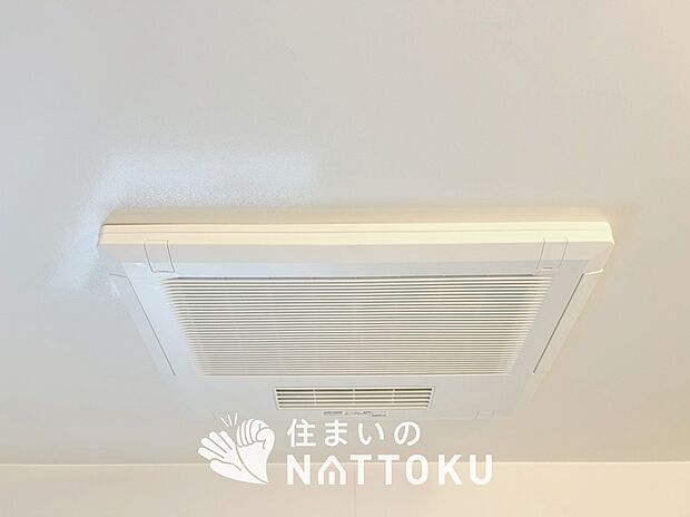 【電気式浴室暖房換気乾燥機】寒い冬場はあたたかく、暑い夏場は扇風機のような心地よさです。
雨の日は、浴室が衣類乾燥スペースになります。