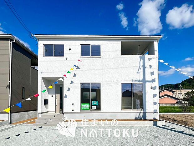 【現地写真（外観）【５号地】】軽くて火災に強い屋根材を採用し、地震時の建物への負担や揺れを軽減しています。